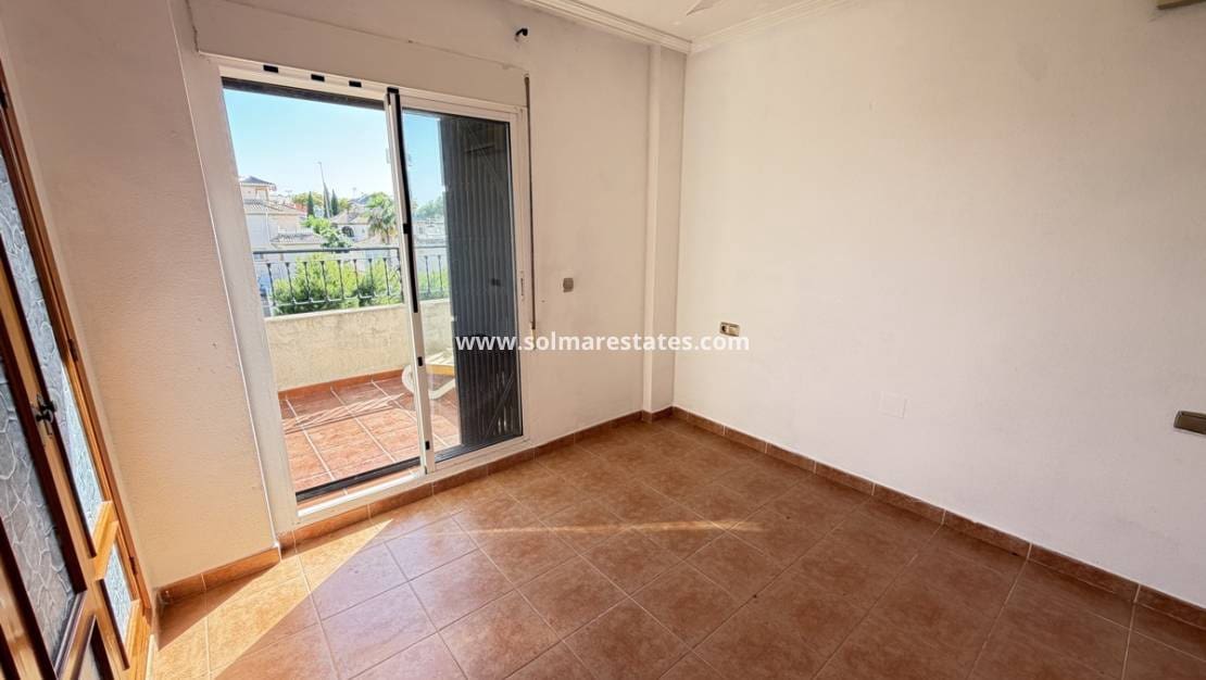 3 makuuhuone Paritalo myytävänä paikassa Playa Flamenca mukana uima-altaan - 195 000 € (Ref: 9895142)