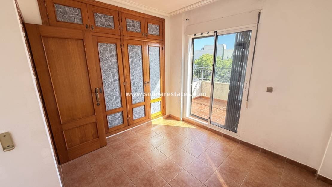 3 makuuhuone Paritalo myytävänä paikassa Playa Flamenca mukana uima-altaan - 195 000 € (Ref: 9895142)