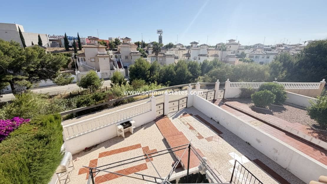3 makuuhuone Paritalo myytävänä paikassa Playa Flamenca mukana uima-altaan - 195 000 € (Ref: 9895142)