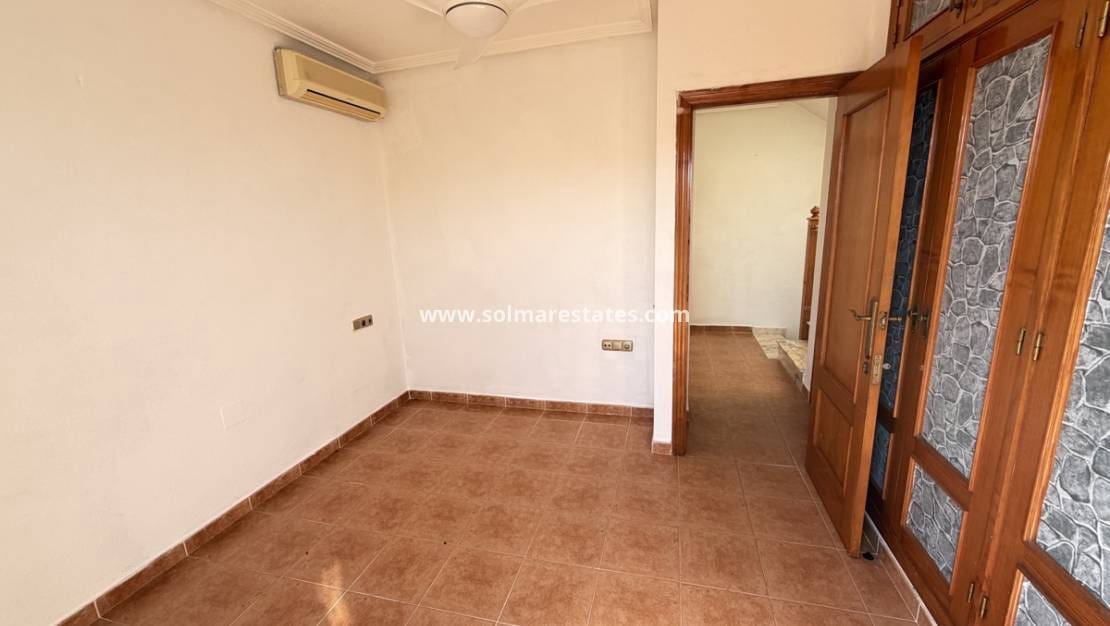 3 makuuhuone Paritalo myytävänä paikassa Playa Flamenca mukana uima-altaan - 195 000 € (Ref: 9895142)