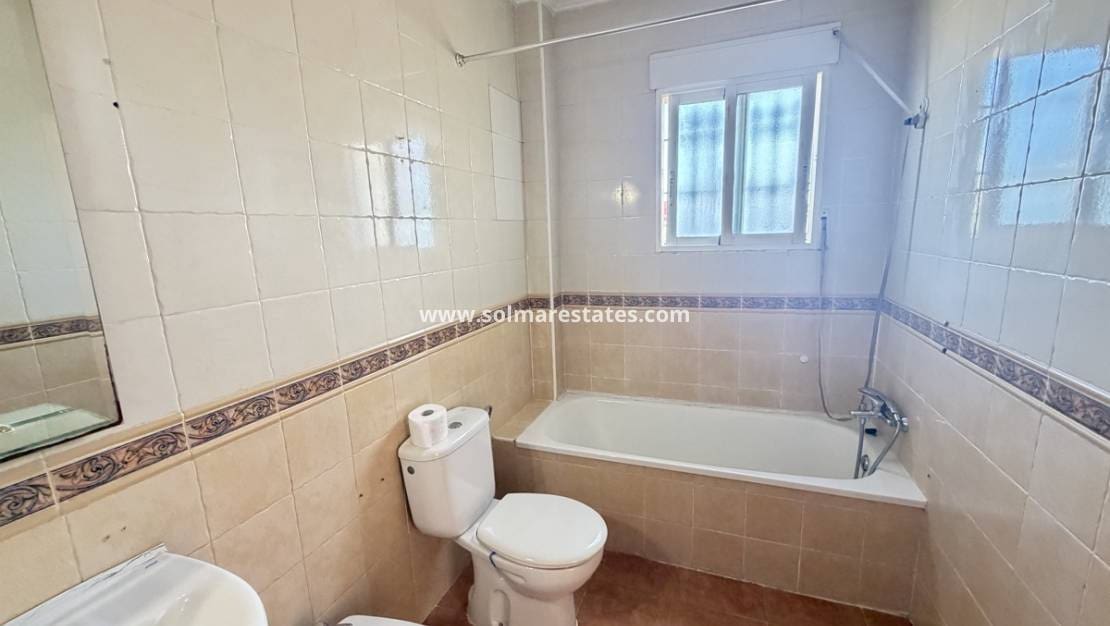3 makuuhuone Paritalo myytävänä paikassa Playa Flamenca mukana uima-altaan - 195 000 € (Ref: 9895142)