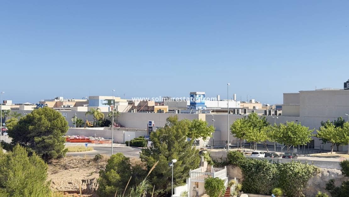 3 makuuhuone Paritalo myytävänä paikassa Playa Flamenca mukana uima-altaan - 195 000 € (Ref: 9895142)