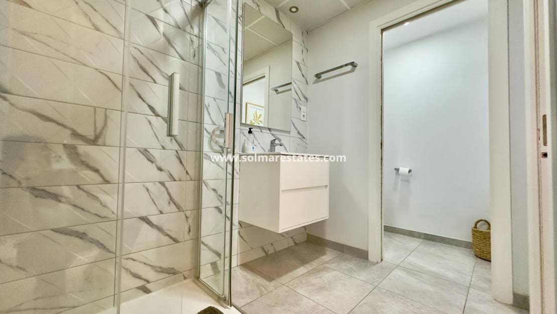 2 soveværelse Lejlighed til salg i Villamartin med swimmingpool - € 237.000 (Ref: 9897396)