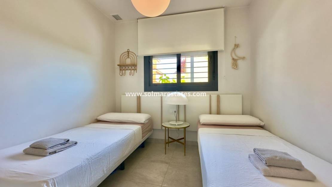 2 soveværelse Lejlighed til salg i Villamartin med swimmingpool - € 237.000 (Ref: 9897396)