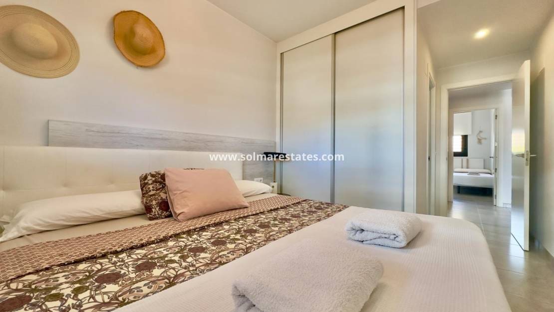 2 soveværelse Lejlighed til salg i Villamartin med swimmingpool - € 237.000 (Ref: 9897396)