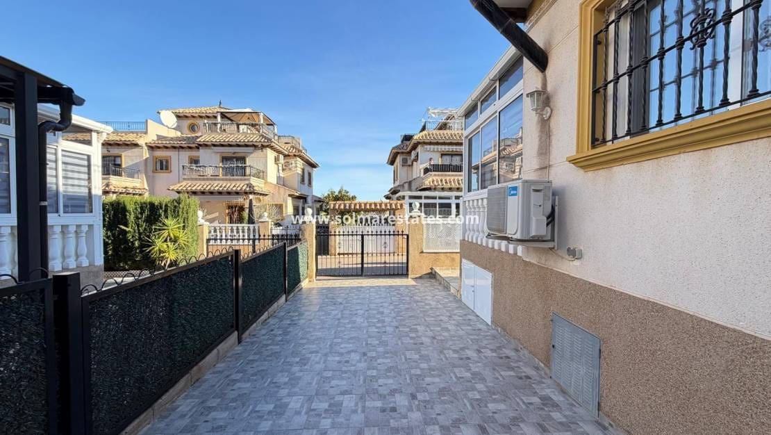 2 chambre Maison de Ville à vendre à Villamartin avec piscine - 179 995 € (Ref: 9897399)
