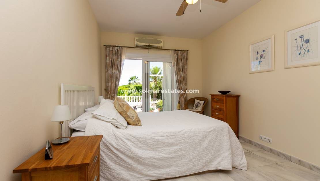 3 chambre Villa/Maison Semi-Mitoyenne à vendre à Los Balcones avec piscine - 425 000 € (Ref: 9905054)