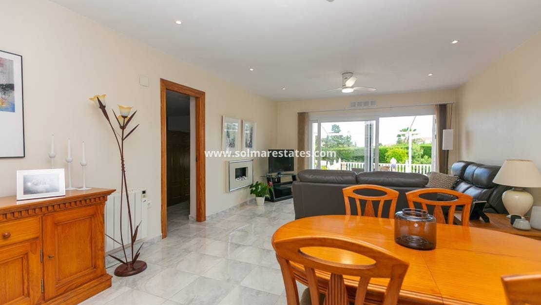3 chambre Villa/Maison Semi-Mitoyenne à vendre à Los Balcones avec piscine - 425 000 € (Ref: 9905054)