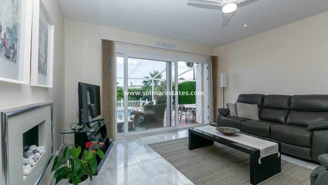 3 chambre Villa/Maison Semi-Mitoyenne à vendre à Los Balcones avec piscine - 425 000 € (Ref: 9905054)