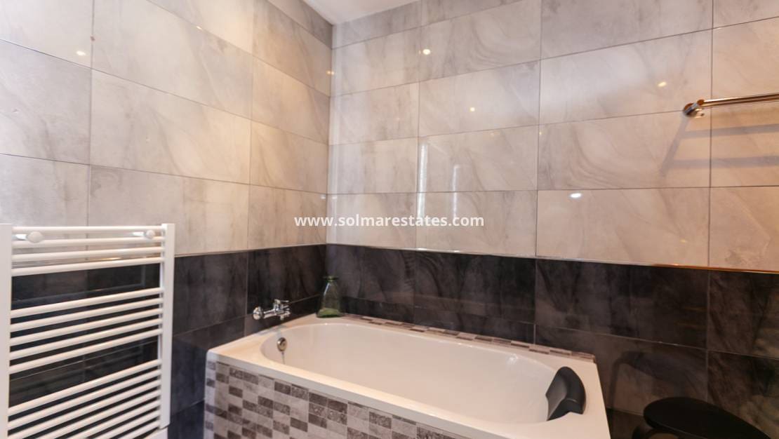 3 chambre Villa/Maison Semi-Mitoyenne à vendre à Los Balcones avec piscine - 425 000 € (Ref: 9905054)