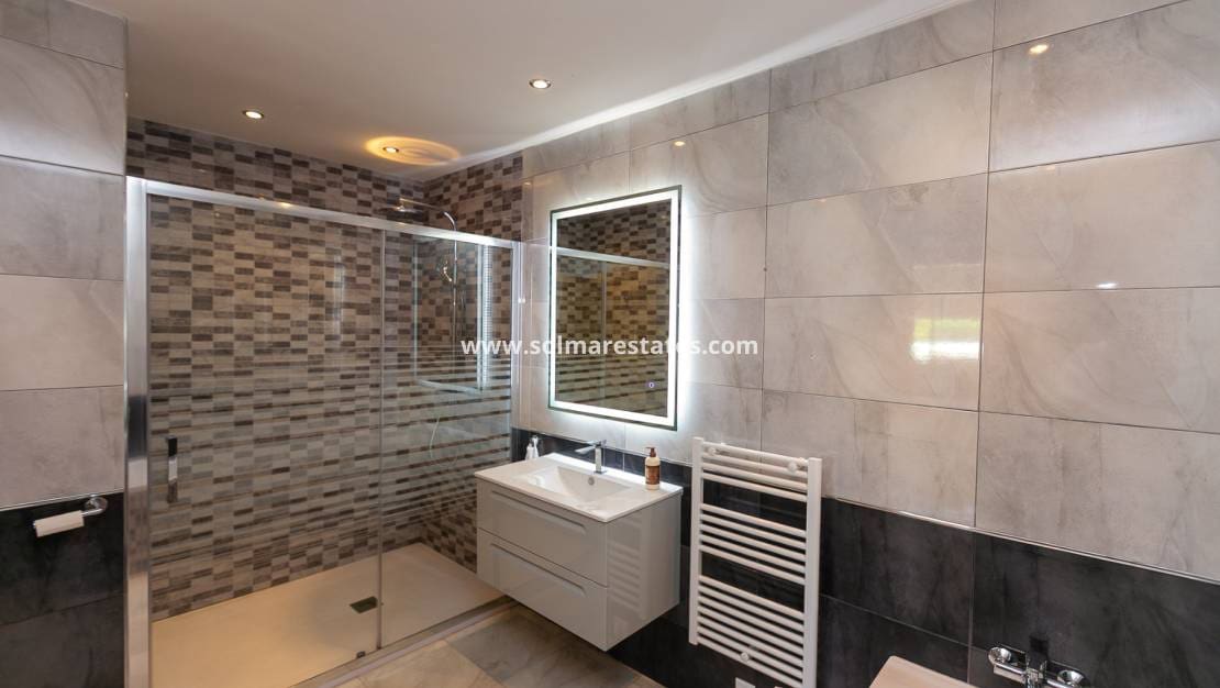 3 chambre Villa/Maison Semi-Mitoyenne à vendre à Los Balcones avec piscine - 425 000 € (Ref: 9905054)