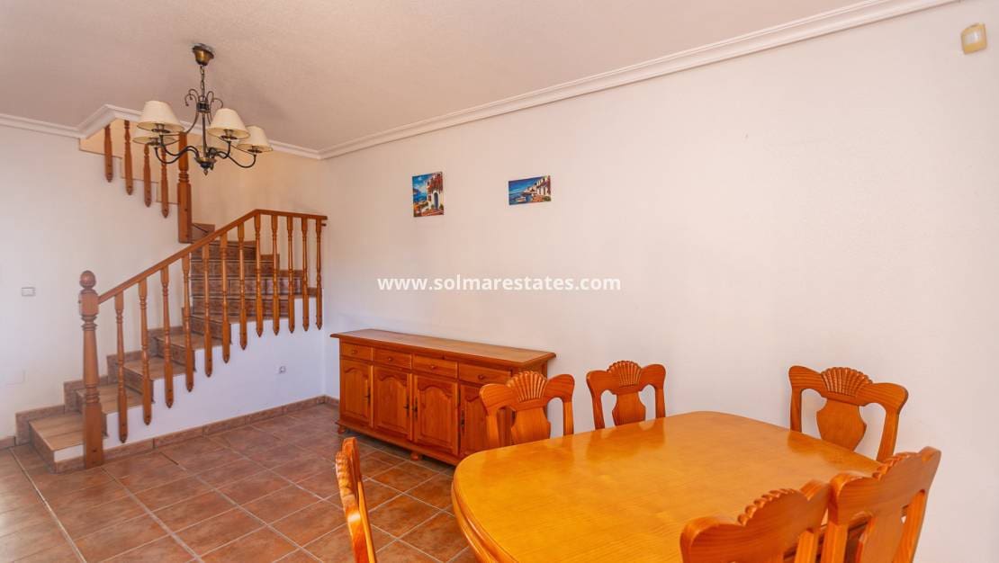 2 sovrum Hus till salu i La Zenia med pool - 235 000 € (Ref: 9905055)