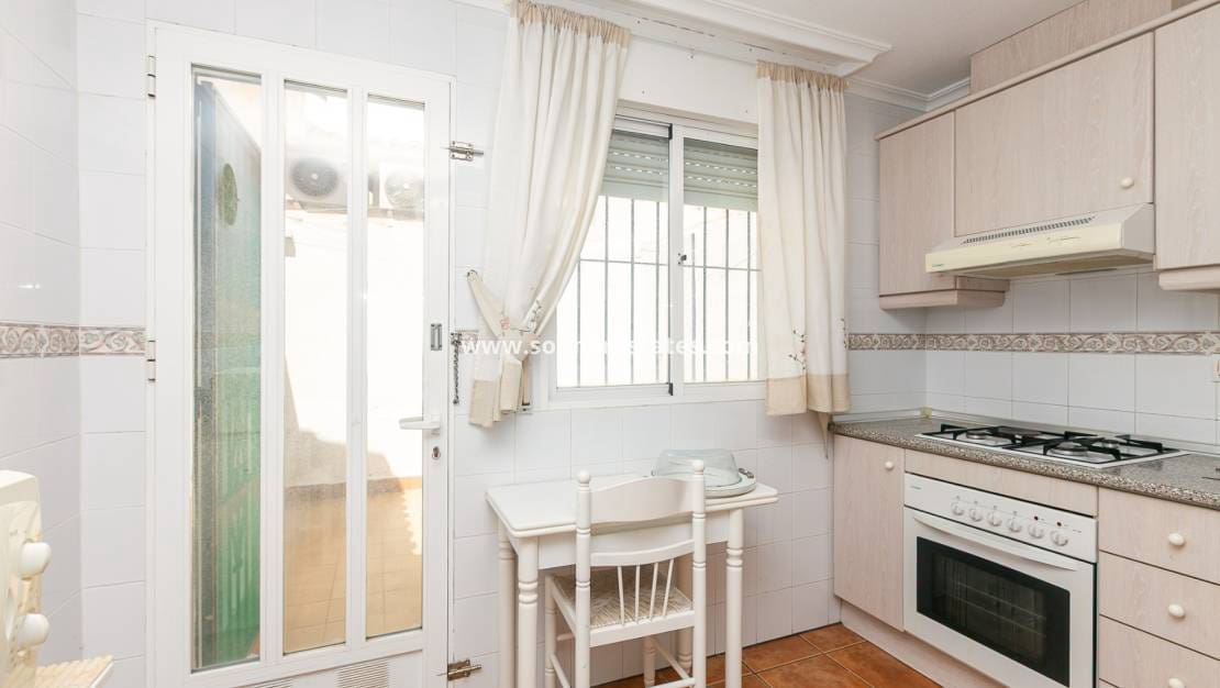 2 sovrum Hus till salu i La Zenia med pool - 235 000 € (Ref: 9905055)