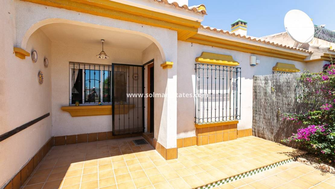 2 sovrum Hus till salu i La Zenia med pool - 235 000 € (Ref: 9905055)