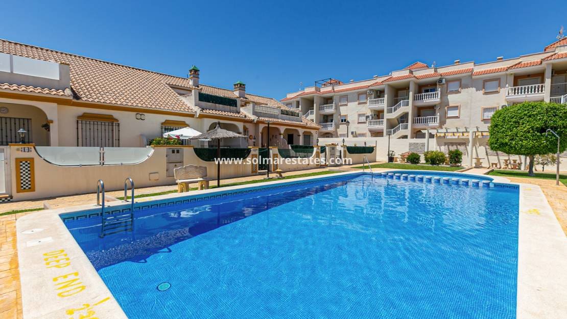 2 sovrum Hus till salu i La Zenia med pool - 235 000 € (Ref: 9905055)