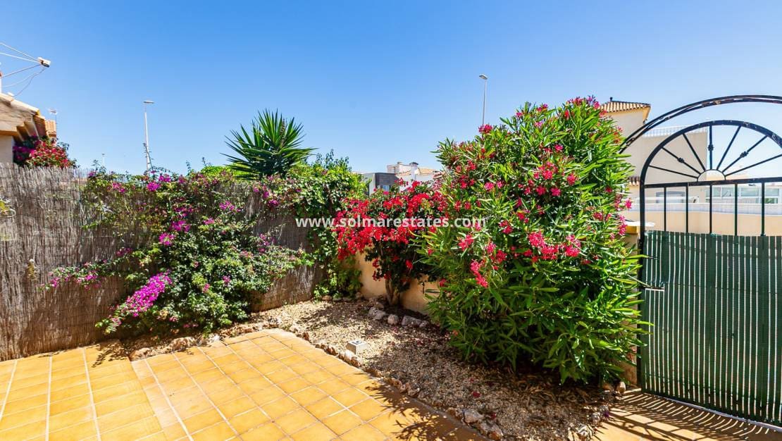2 sovrum Hus till salu i La Zenia med pool - 235 000 € (Ref: 9905055)
