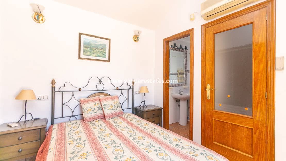 2 sovrum Hus till salu i La Zenia med pool - 235 000 € (Ref: 9905055)
