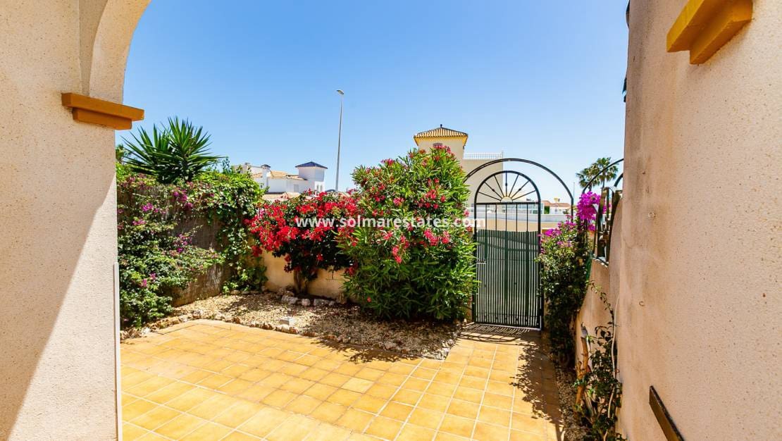 2 sovrum Hus till salu i La Zenia med pool - 235 000 € (Ref: 9905055)