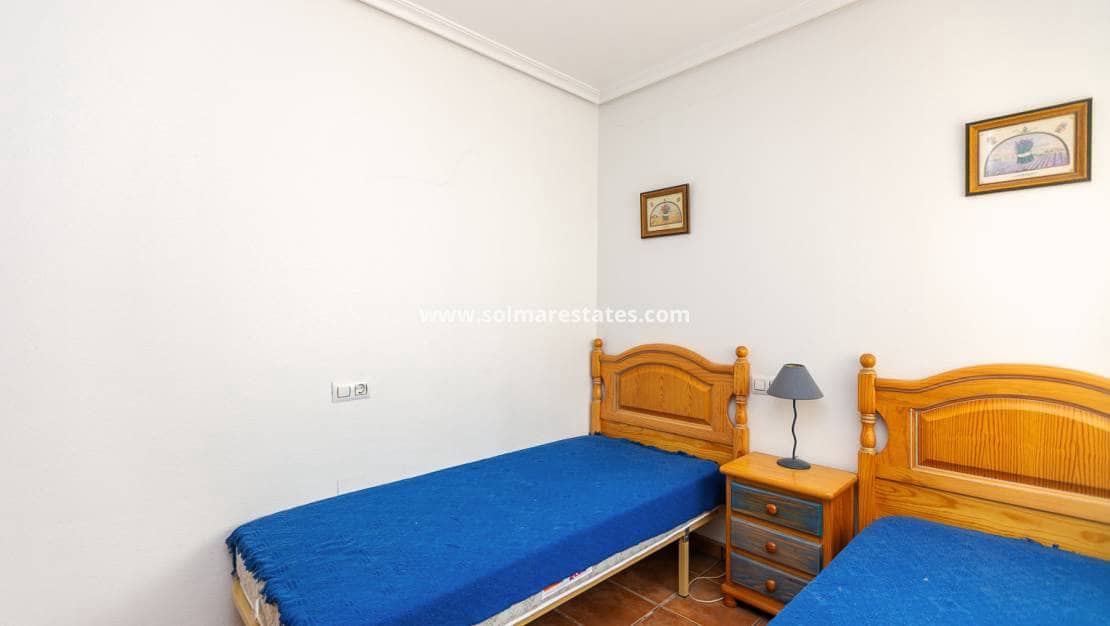 2 sovrum Hus till salu i La Zenia med pool - 235 000 € (Ref: 9905055)