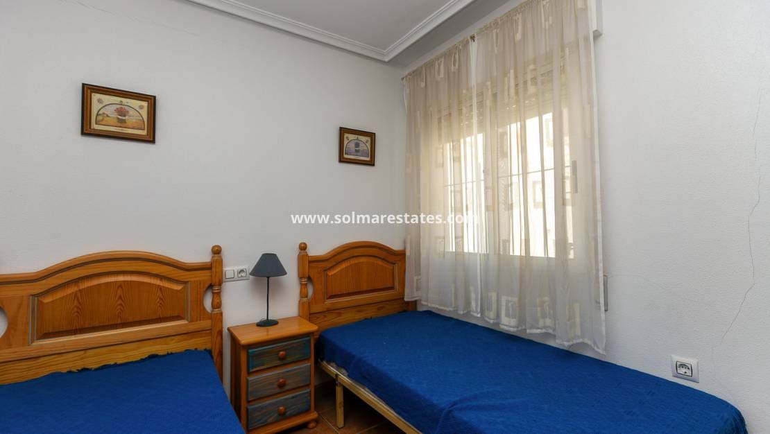 2 sovrum Hus till salu i La Zenia med pool - 235 000 € (Ref: 9905055)