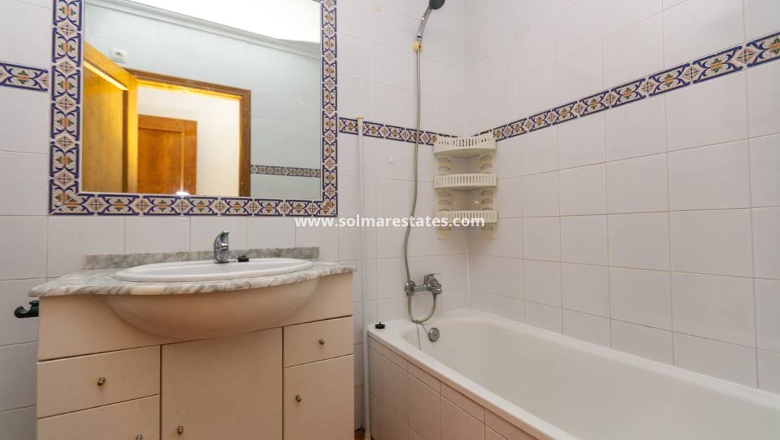 2 sovrum Hus till salu i La Zenia med pool - 235 000 € (Ref: 9905055)