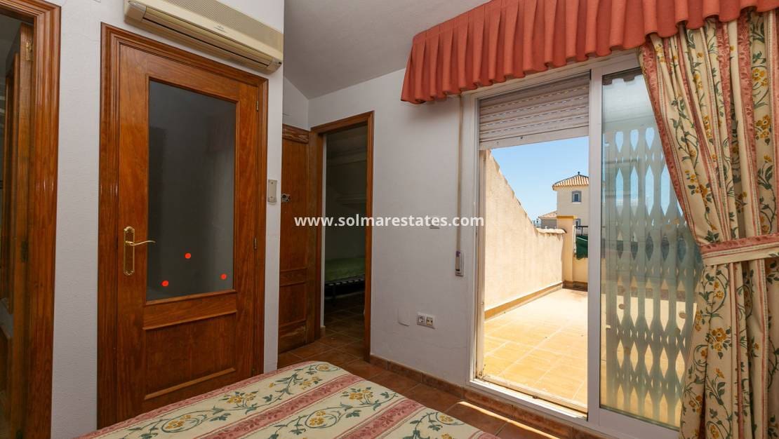 2 sovrum Hus till salu i La Zenia med pool - 235 000 € (Ref: 9905055)