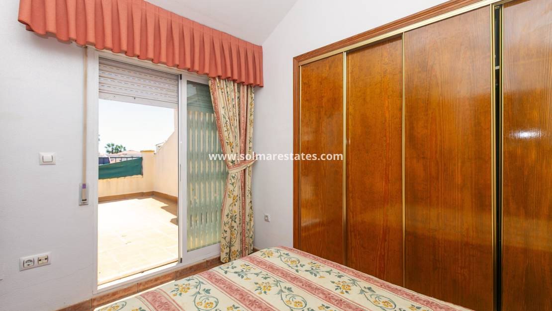 2 sovrum Hus till salu i La Zenia med pool - 235 000 € (Ref: 9905055)