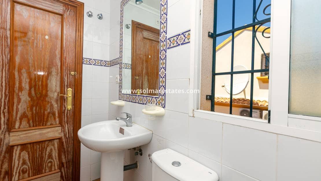 2 sovrum Hus till salu i La Zenia med pool - 235 000 € (Ref: 9905055)