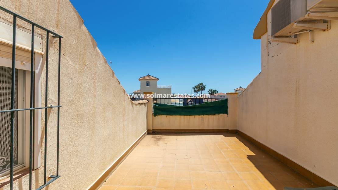 2 sovrum Hus till salu i La Zenia med pool - 235 000 € (Ref: 9905055)