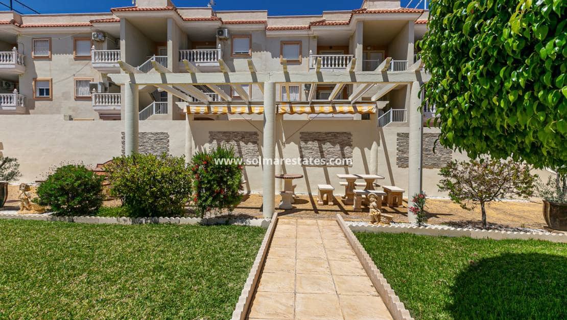 2 sovrum Hus till salu i La Zenia med pool - 235 000 € (Ref: 9905055)