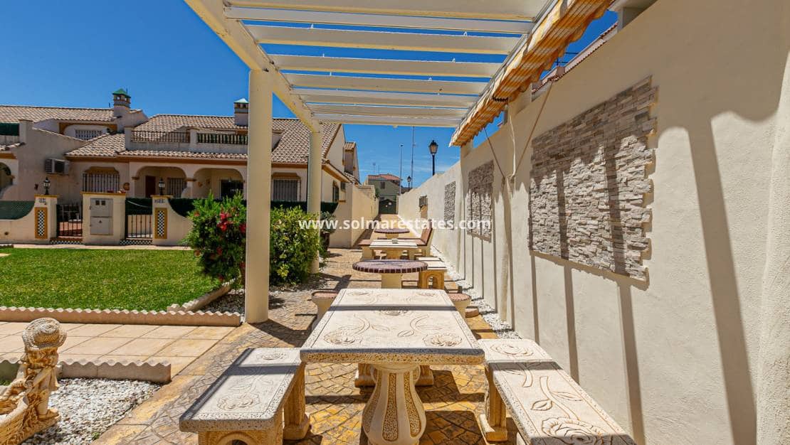 2 sovrum Hus till salu i La Zenia med pool - 235 000 € (Ref: 9905055)