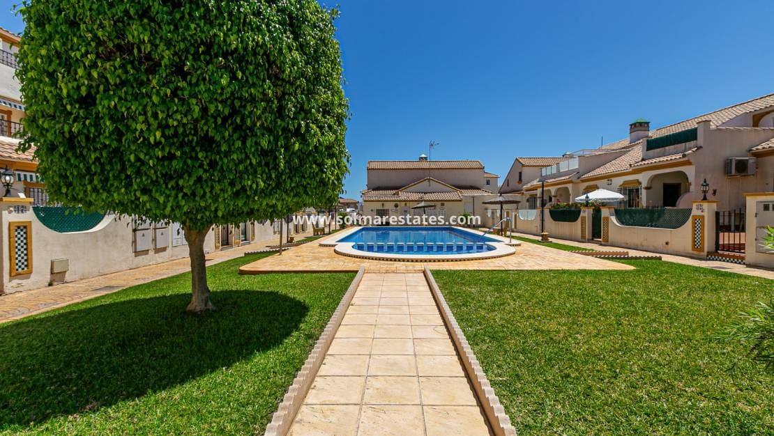 2 sovrum Hus till salu i La Zenia med pool - 235 000 € (Ref: 9905055)