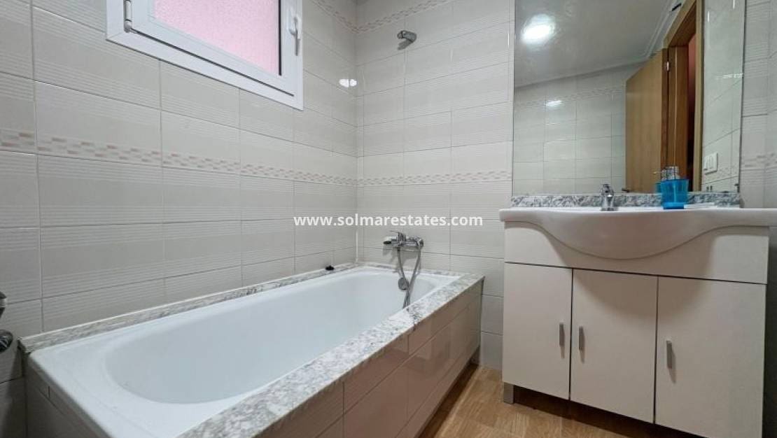 2 slaapkamer Appartement te koop in Torrevieja - € 159.995 (Ref: 9905057)
