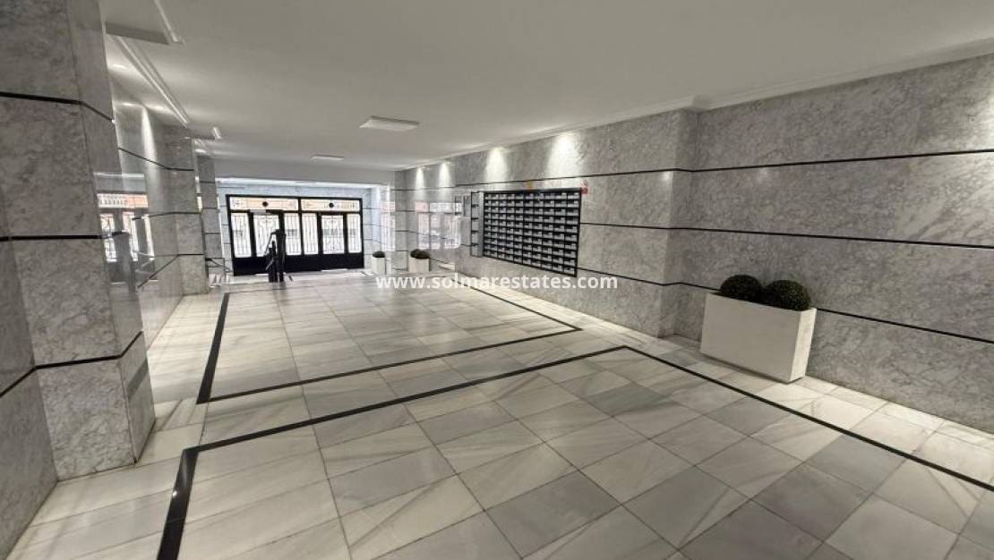 2 slaapkamer Appartement te koop in Torrevieja - € 159.995 (Ref: 9905057)