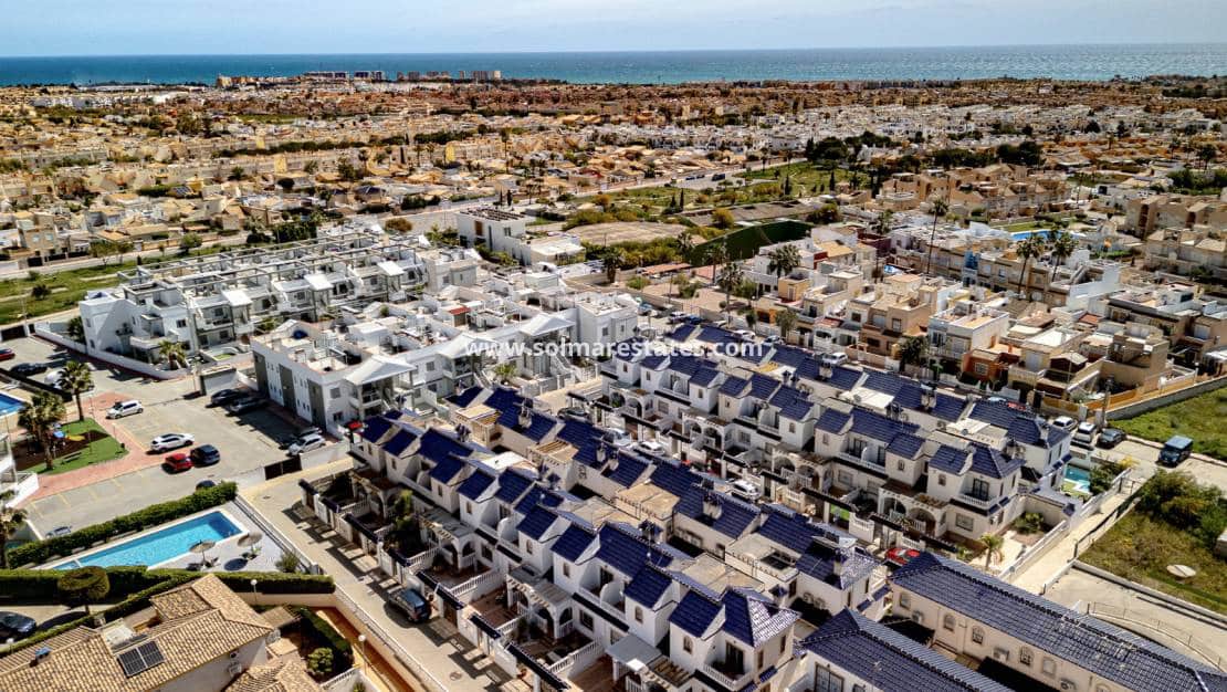 3 bedroom Townhouse for sale in Playa Flamenca with pool - € 245,000 (Ref: 9905058)