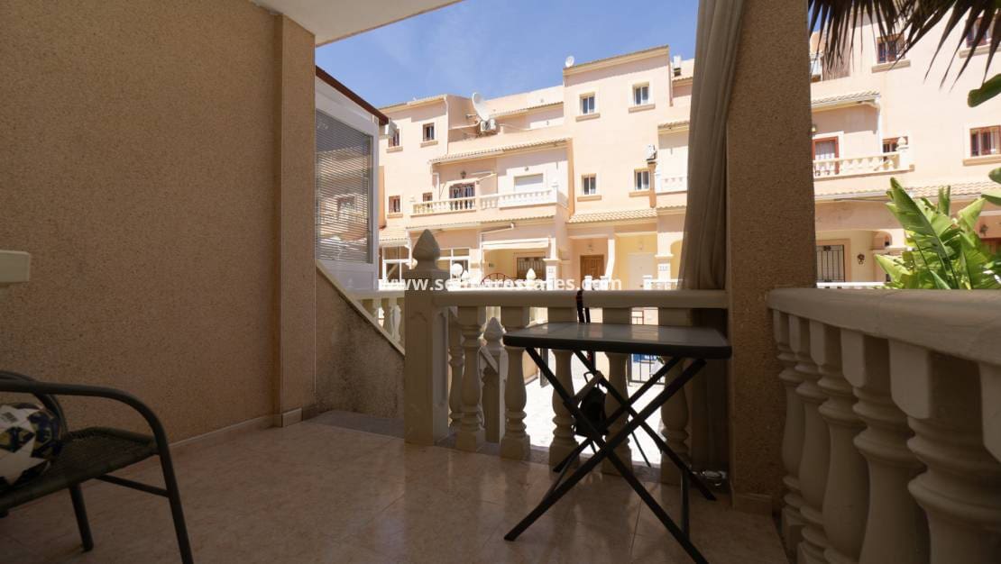 3 quarto Casa em Banda para venda em Playa Flamenca com piscina - 195 000 € (Ref: 9905059)