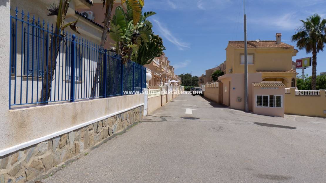 3 quarto Casa em Banda para venda em Playa Flamenca com piscina - 195 000 € (Ref: 9905059)