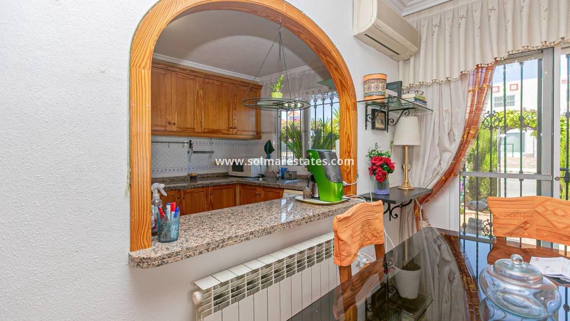 2 slaapkamer Halfvrijstaande villa te koop in Cabo Roig met zwembad - € 295.000 (Ref: 9905060)
