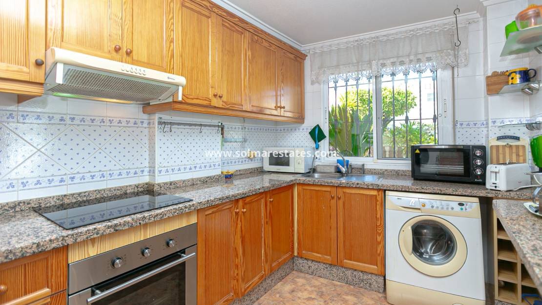 2 slaapkamer Halfvrijstaande villa te koop in Cabo Roig met zwembad - € 295.000 (Ref: 9905060)