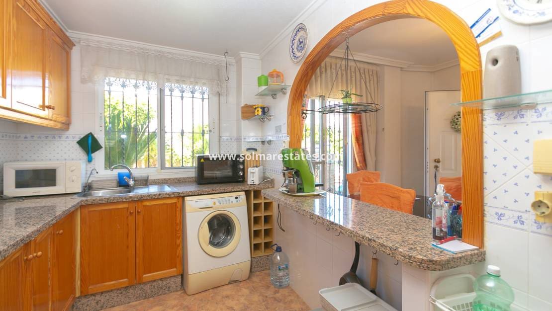 2 slaapkamer Halfvrijstaande villa te koop in Cabo Roig met zwembad - € 295.000 (Ref: 9905060)