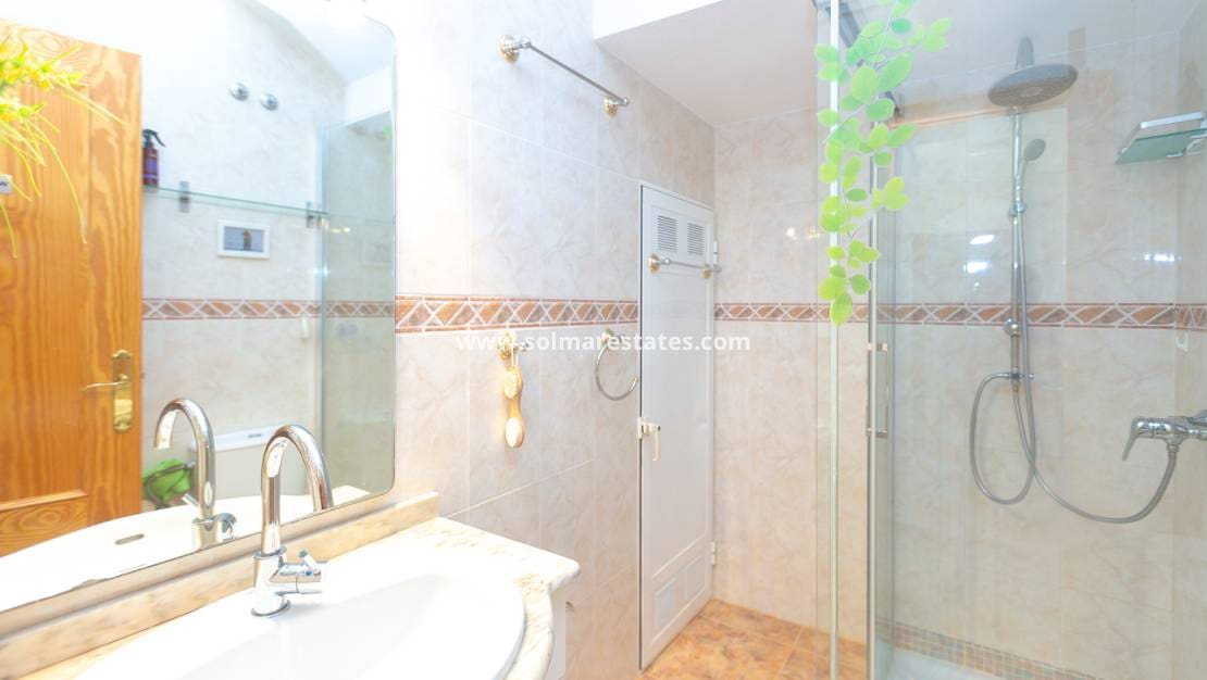2 slaapkamer Halfvrijstaande villa te koop in Cabo Roig met zwembad - € 295.000 (Ref: 9905060)