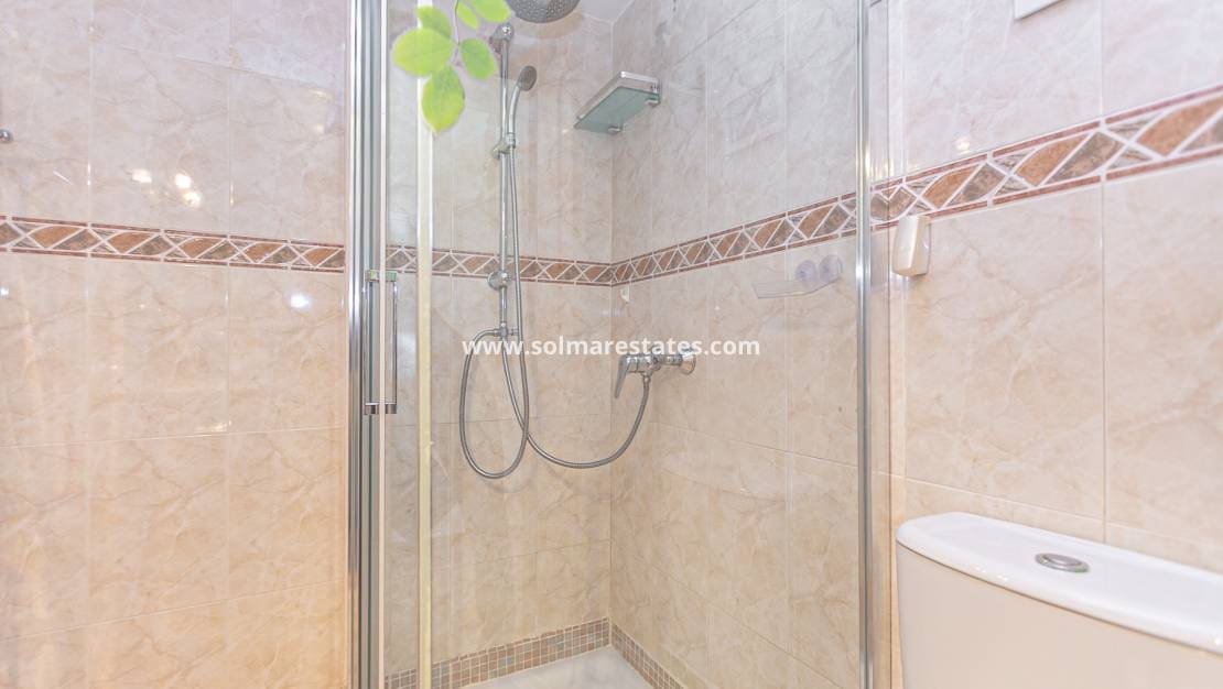 2 slaapkamer Halfvrijstaande villa te koop in Cabo Roig met zwembad - € 295.000 (Ref: 9905060)
