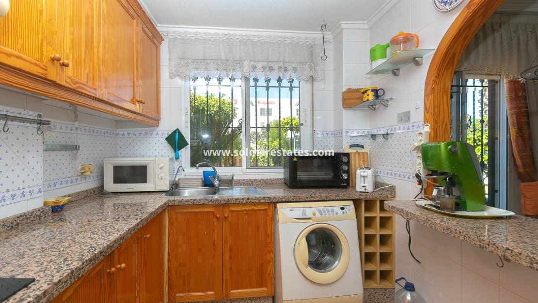 2 slaapkamer Halfvrijstaande villa te koop in Cabo Roig met zwembad - € 295.000 (Ref: 9905060)