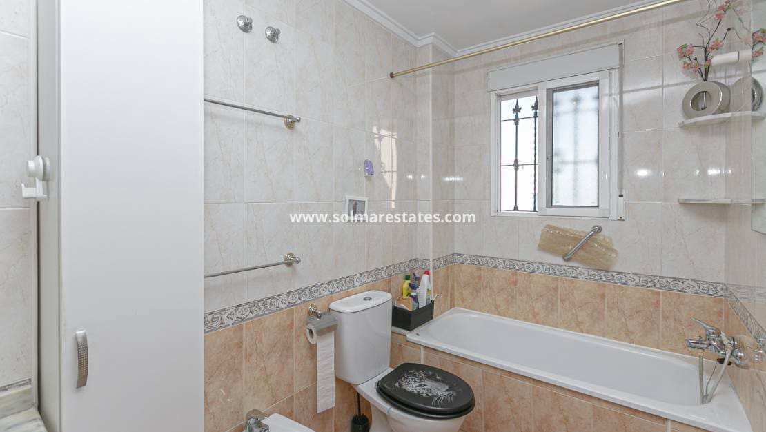 2 slaapkamer Halfvrijstaande villa te koop in Cabo Roig met zwembad - € 295.000 (Ref: 9905060)