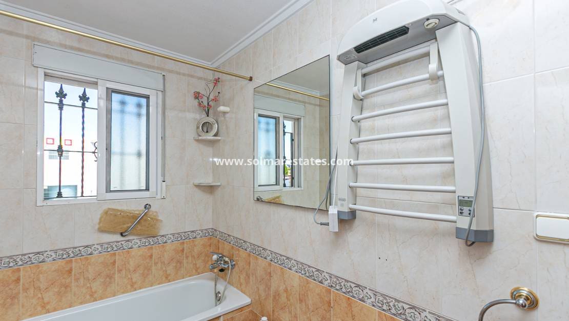 2 slaapkamer Halfvrijstaande villa te koop in Cabo Roig met zwembad - € 295.000 (Ref: 9905060)