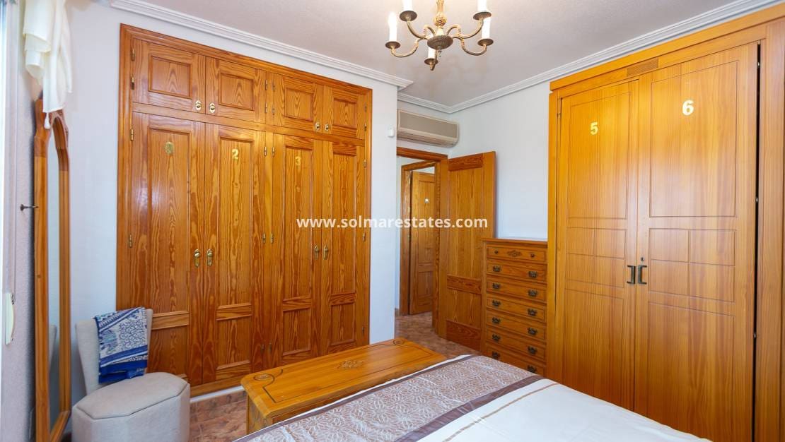 2 slaapkamer Halfvrijstaande villa te koop in Cabo Roig met zwembad - € 295.000 (Ref: 9905060)