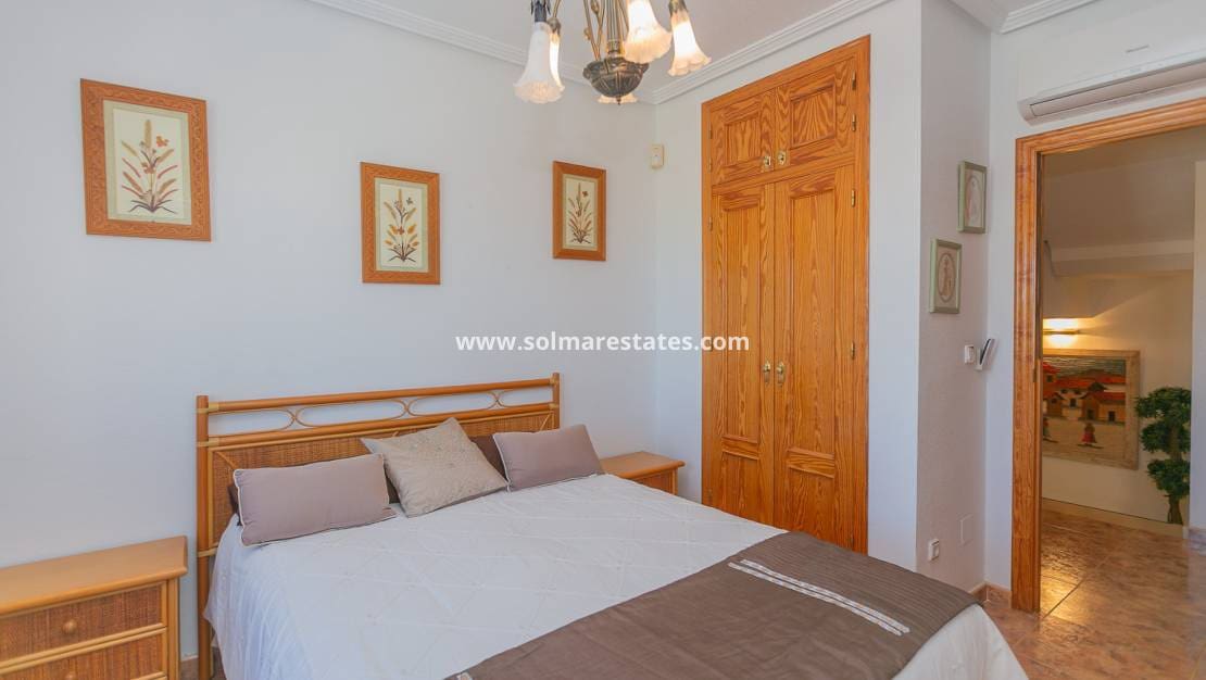 2 slaapkamer Halfvrijstaande villa te koop in Cabo Roig met zwembad - € 295.000 (Ref: 9905060)