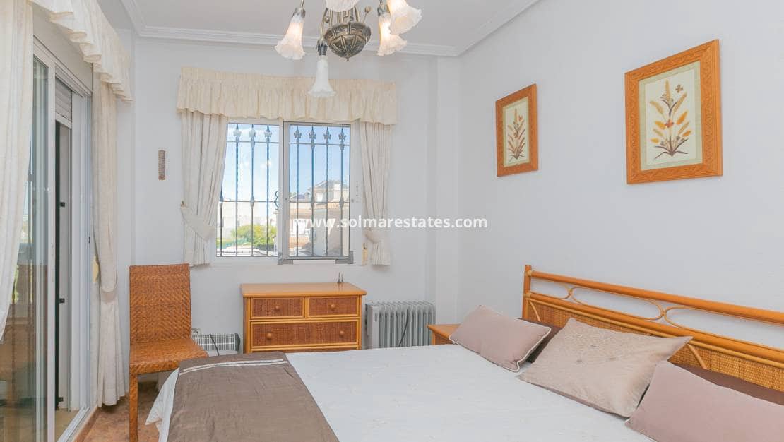 2 slaapkamer Halfvrijstaande villa te koop in Cabo Roig met zwembad - € 295.000 (Ref: 9905060)
