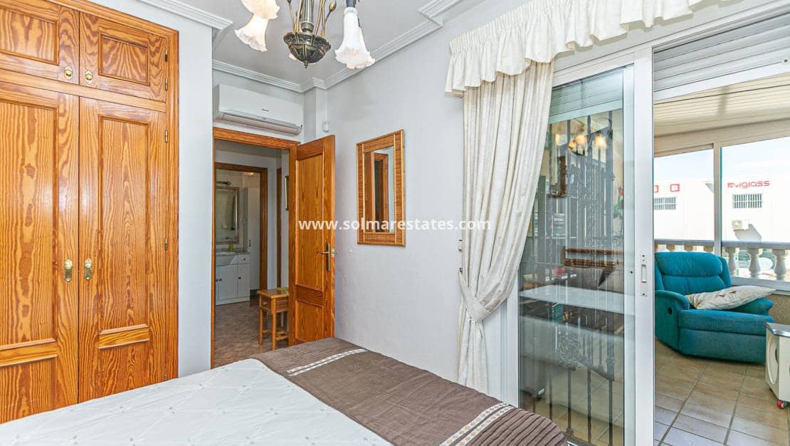 2 slaapkamer Halfvrijstaande villa te koop in Cabo Roig met zwembad - € 295.000 (Ref: 9905060)