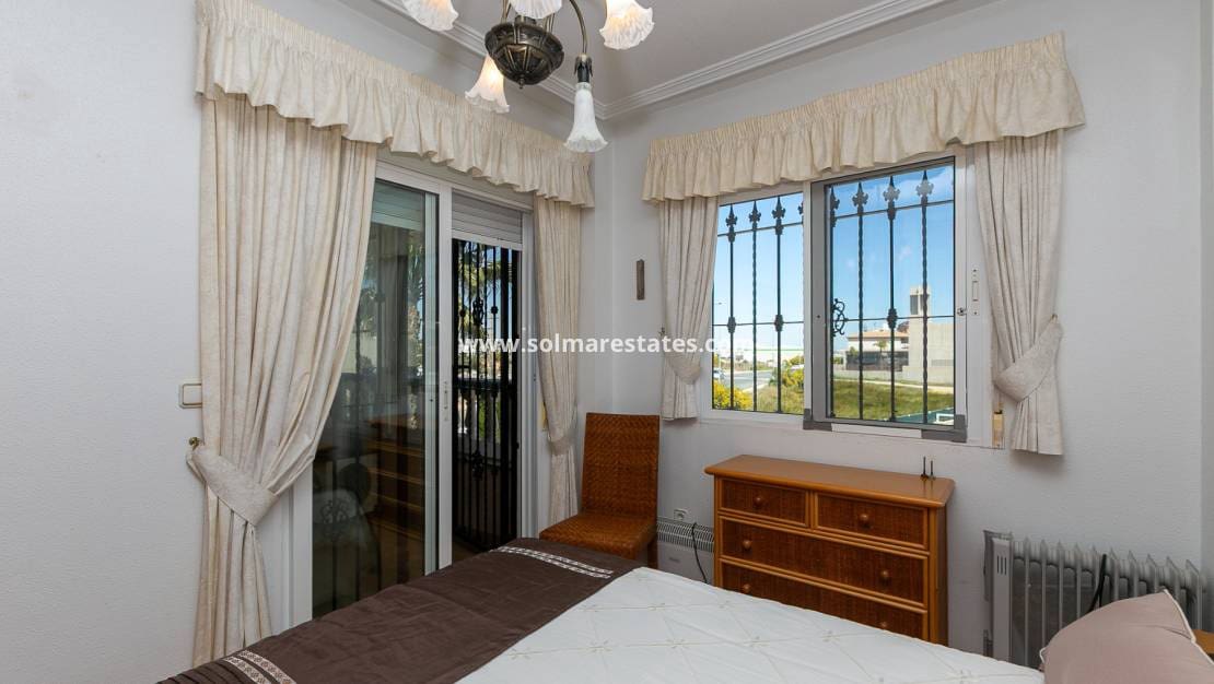 2 slaapkamer Halfvrijstaande villa te koop in Cabo Roig met zwembad - € 295.000 (Ref: 9905060)